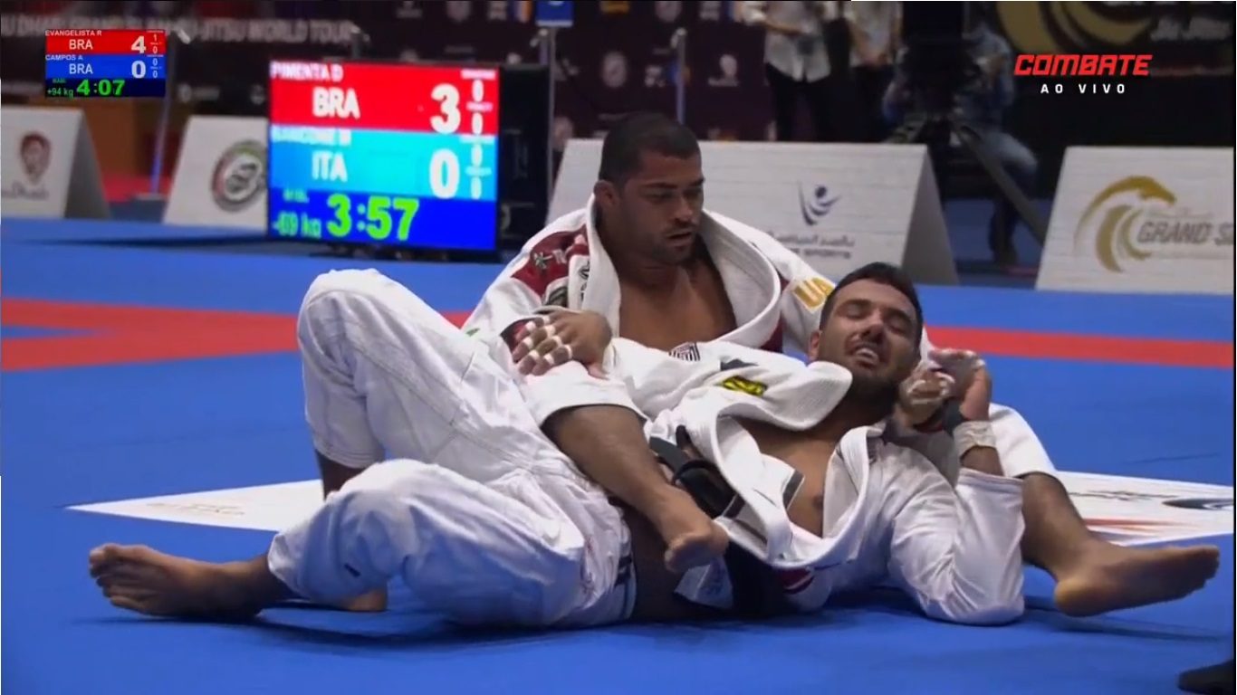 Ricardo Evangelista lutando em campeonato com placar ao fundo