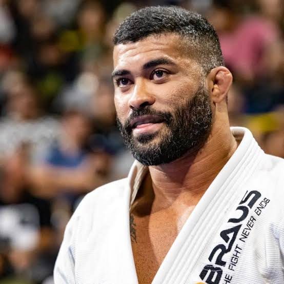 Retrato de Ricardo Evangelista de kimono branco em campeonato