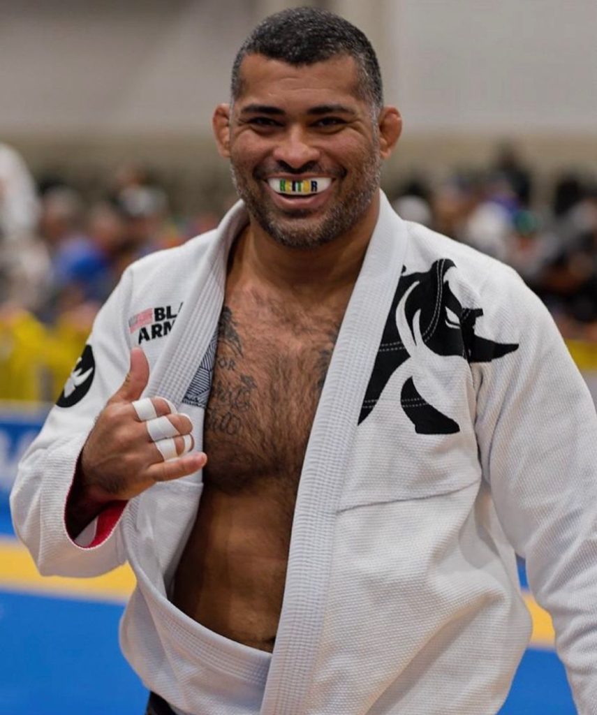 Ricardo Evangelista sorrindo de kimono branco
